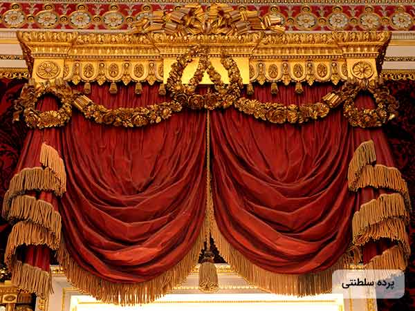 تصوير يک پرده سلطنتی بزرگ به رنگ قرمز و طلايي روي پنجره 