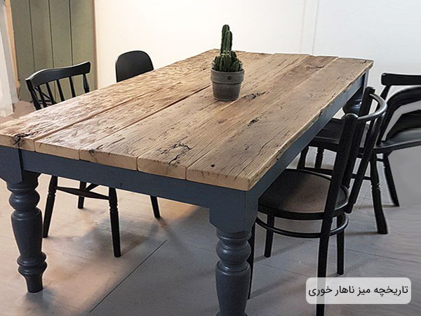 تصویر یک میز و صندلی ناهار خوری به همراه صندلی های اطرافش ؛ میز ناهار خوری قدیمی و چوبی می باشد.