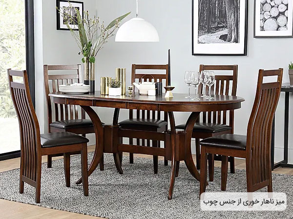 میز ناهار خوری چوبی با رنگ قهوه ای تیره در تصویر نمایان می باشد.