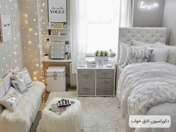 اتاق خواب با دکوراسيون مدرن که تم سفيد داشته و مجهز به تخت خواب ، مبل، پاف، فرش، پرده، ميز کنار تختي و ساير لوازم تزئيني مي باشد