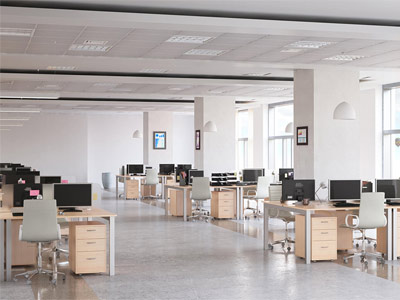 فضای يک دفتر کار امروزی که دارای چندين عدد ميز و صندلی مي باشد و بر روی هر ميز يک کامپيوتر قرار گرفته است