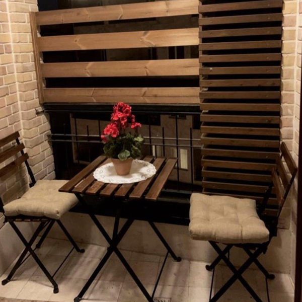 ميز ناهار خوری دو نفره کوچک با سطح چوبی و قابليت تاشو به رنگ قهوه ای به همراه دو صندلی غذا خوری چوبی