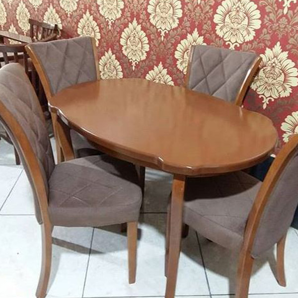 ميز و صندلی ناهار خوری چستر به رنگ قهوه ای و طوسی که چهار عدد صندلی ناهار خوری در کنار ميز قرار گرفته اند.