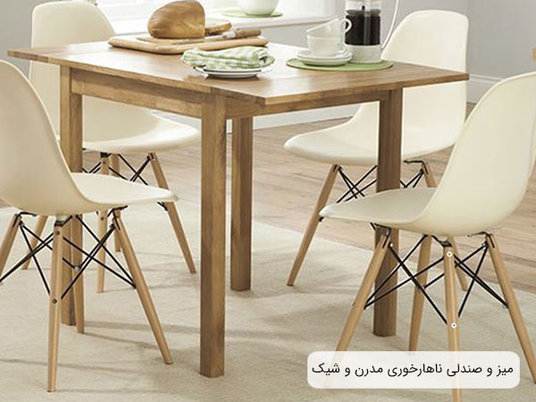 چهار عدد صندلی ناهار خوری کروماتيک در کنار يک ميز ناهارخوری چوبی و تعدادی ظرف و مواد غذايی که روی ميز قرار گرفته اند.