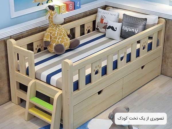 تصويری از يک تخت حواب کودک پسرانه چوبی به رنگ کرم و دارای يک پله کوچک و تعدادی عروسک که در اطراف تخت قرار گرفته اند.