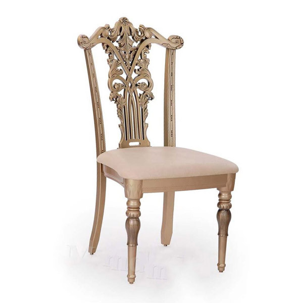 تصويری از دو صندلی ناهار خوری سلطنتی يه رنگ کرمی در پس زمينه سفيد.