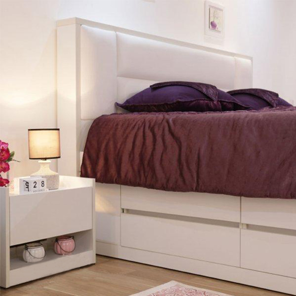 تصويری از سرويس خواب مدرن رومنس که شامل يک تخت خواب کشو دار و يک پاتختی می باشد. روي پاتختی سفيد رنگ يک عدد آباژور و چند وسيله دکوری قرار داده شده است.
