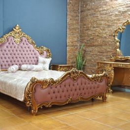 تصويری از سرويس خواب سناتور به رنگ طلايی و طراحی سلطنتی که شامل يک تخت دو نفره ، پاتختي و ميز آرايش مي باشد.