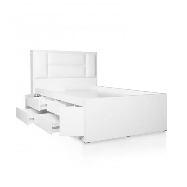 تصويری از تخت خواب سفيد رنگ رومنس با کشو های نيمه باز در پس زمينه سفيد.
