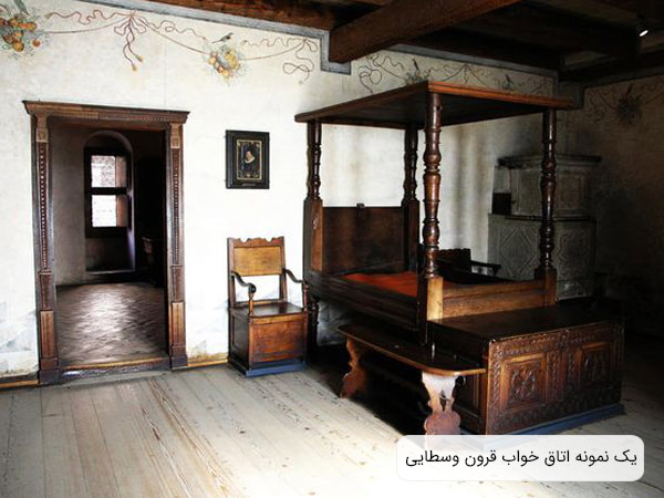 تصويری از يک اتاق خواب کلاسيک با سرويس خواب چوبی به سبک قرون وسطايی که شامل يک تختخواب مرتفع، يک صندلي چوبي و يک عدد ميز مي باشد.