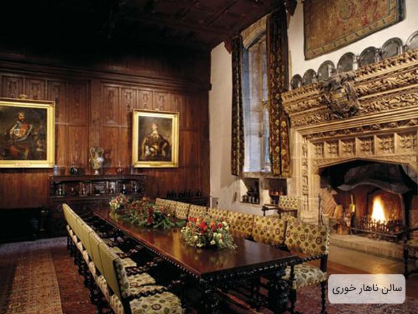سالن غذا خوری سلطنتی و کلاسيک يک ميز ناهار بزرگ به همراه چند صندلی ناهار خوری و يک شومينه و تعدادی تابلو نقاشی بر روی ديوار آن وجود دارد.