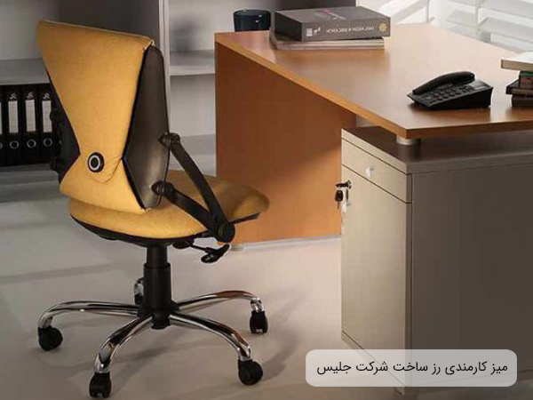 ميز کارمندی جاليس با سطح قهوه ای رنگ و بدنه خاکستری رنگ در کنار يک صندلی کارشناسی مدرن به رنگ زرد و مشکی.