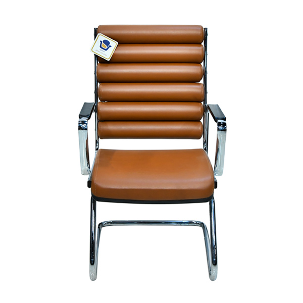 صندلی اداری سی 600 به رنگ قهوه ای با طراحی مدرن و ساده از نماي رو به رو در پس زمينه سفيد.