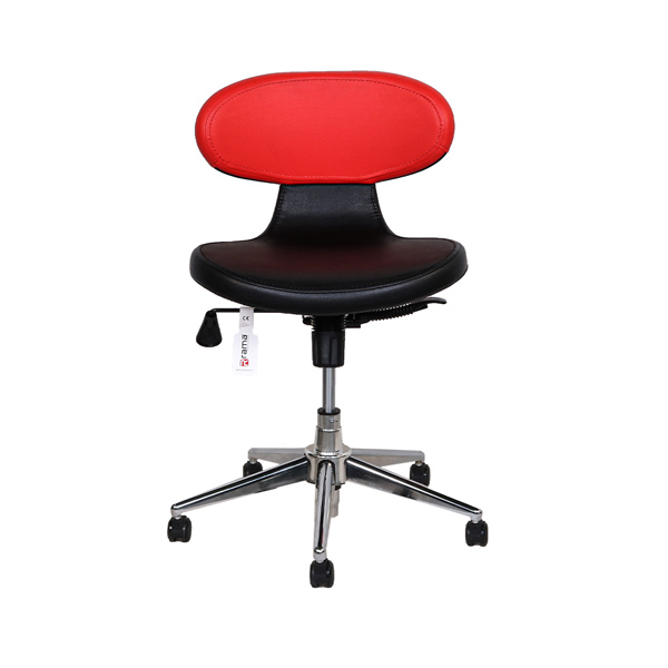 صندلی اداری اس 106 راما به رنگ قرمز و مشکي بدون دسته در پس زمينه سفيد.