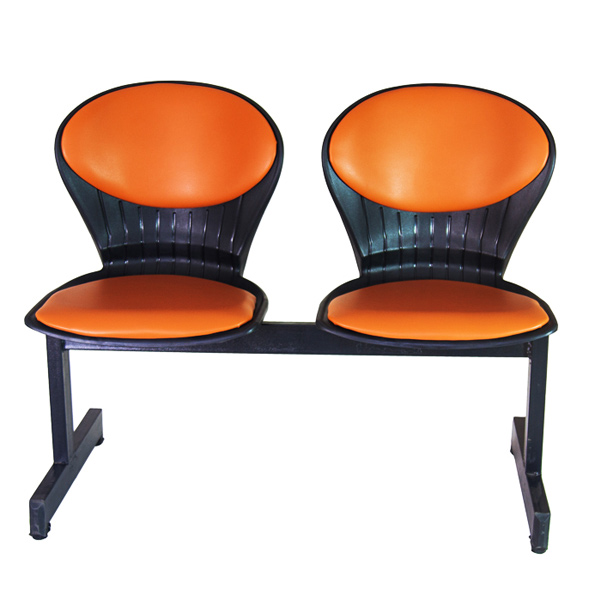 صندلی انتظار بی 500 به رنگ نارنجی و مشکی از نمای رو به رو در پس زمينه سفيد.