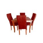 ميز ناهار خوری ساده و شيک چوبکو به همراه چهار عدد صندلی ناهار خوری با روکش قرمز رنگ در پس زمينه سفيد.