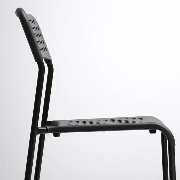 صندلی ميز ناهار خوری ايکيا با طراحی ساده و شيک و پشتی مشبکی به رنگ مشکی.
