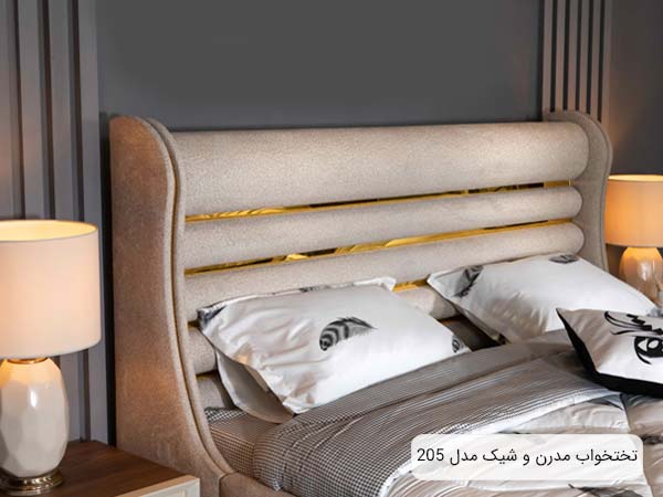 تخت دو نفره سرویس خواب مدل 205 به رنگ کرمی به همراه دو عدد آباژور که در کنار اين تختخواب قرا گرفته اند.