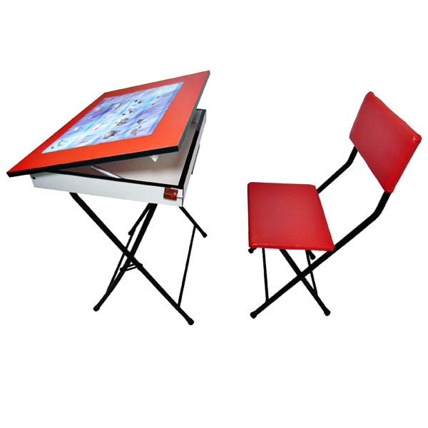 ميز تحرير تاشو قرمز رنگ به همراه صندلی در پس زمينه سفيد.