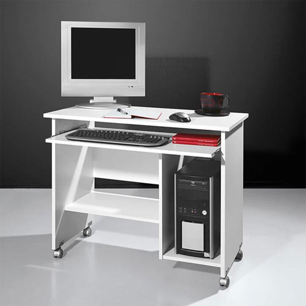 ميز کارمندی سفيد رنگ R101 هيراد به رنگ سفيد به همراه يک کاميپوتر مشکی با لوازم مشکی که بر روی ميز قرار گرفته اند.