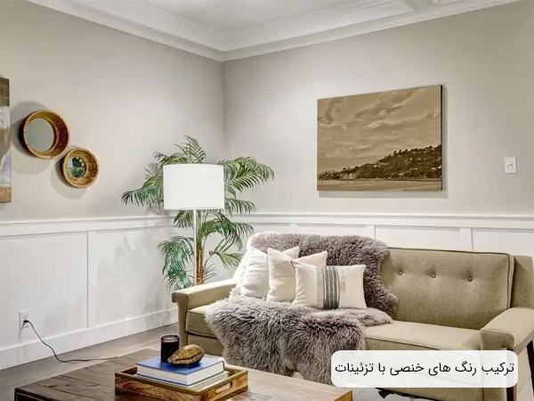 يک اتاق نشيمن با دکوراسيون مدرن و متراژ نسبتا کوچک که اجزاي مبلمان آن عموما سفيد هستند.