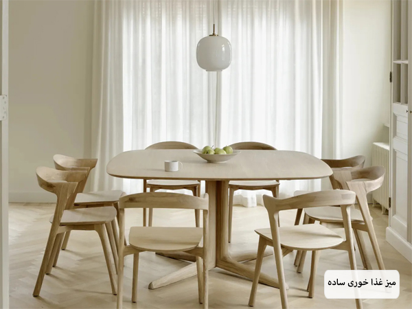 میز ناها خوری ساده مربع شکل با صندلی ها.