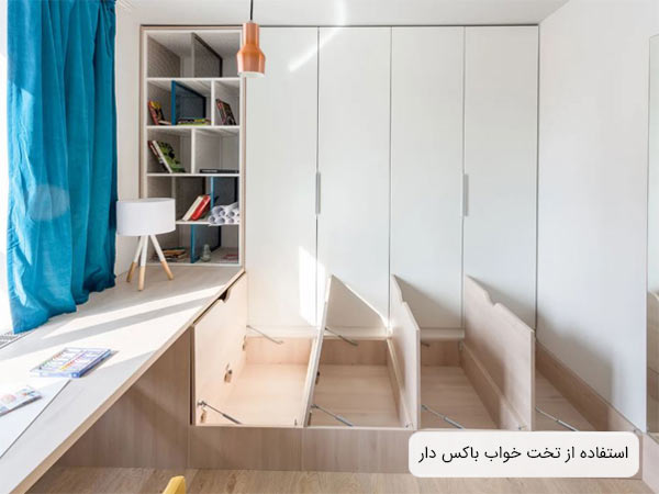 يک عدد تختخواب باکس دار در حالت باز شده با فضای زياد در زير تخت براي نگهداری لوازم.
