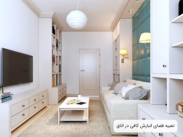 اتاق نشيمن کمجا با طراحی مدرن و شيک که دارای فضا های متعدد برای انبارش است.