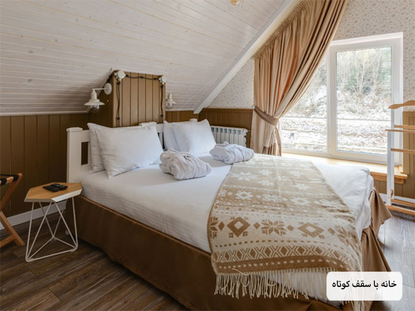 یک خانه با دکوراسیون مدرن و سقف کم ارتفاع.