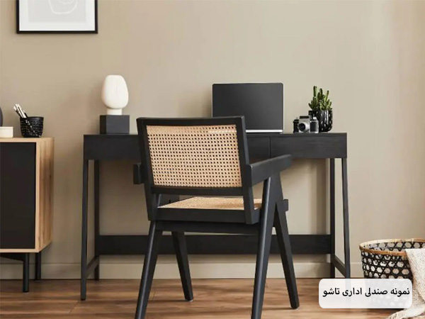 یک عدد صندلی اداری با قابلیت تاشدن