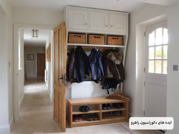 راهرو ورودی یک خانه که یک جاکفشی با فضای ذخیره سازی بسیار زیاد و چند کاره در آن قرار داده شده است.