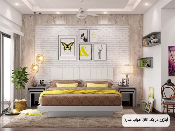 اتاق خوابی با دکوراسیون مدرن و شیک و دیوار های طوسی رنگ با پنجره های بزرگ و یک آباژور رومیزی که کنار تختخواب دو نفره قرار گرفته است.