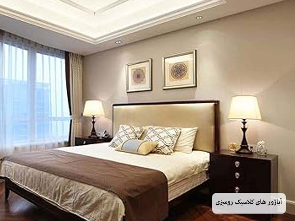 دو عدد آباژور کلاسیک چوبی رومیزی که کنار تخت خواب قرار گرفته اند