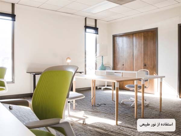 یک دفتر کار مدرن با سقف کوتاه